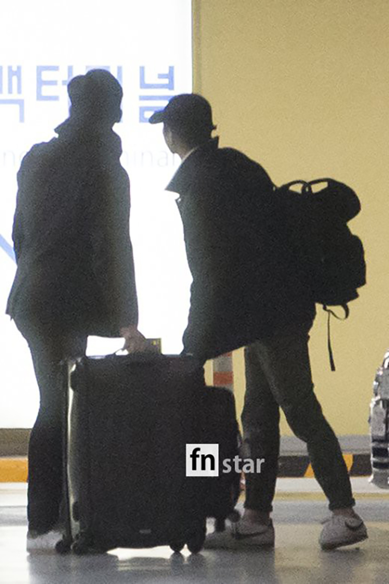 Lộ loạt ảnh Song Joong Ki và Song Hye Kyo về nước sau tuần trăng mật, nhưng sao xa cách thế này?